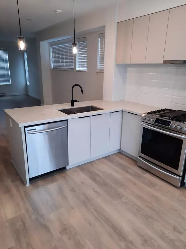 Port Moody, BC V3H 0K3,3021 St George ST #601