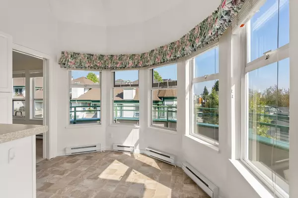 White Rock, BC V4B 5K2,1576 Merklin ST #404