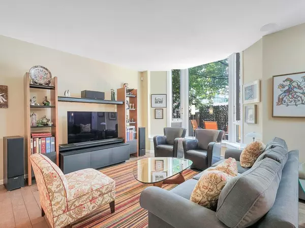 1490 Hornby ST, Vancouver, BC V6Z 1X3