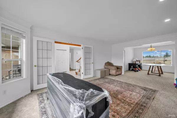 Delta, BC V4K 4Y7,6585 Holly Park DR