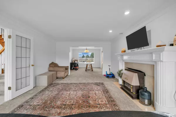 Delta, BC V4K 4Y7,6585 Holly Park DR