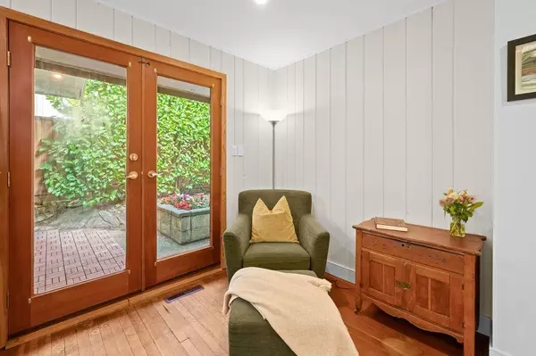 North Vancouver, BC V7G 1H7,4565 Cove Cliff RD