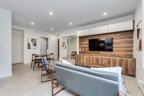 Vancouver, BC V6E 1H1,1170 Barclay Street #101