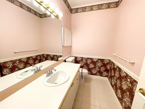 Surrey, BC V4P 1N4,2533 152 ST #43