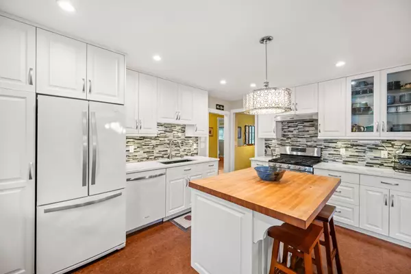 Surrey, BC V4A 1L2,13558 15 AVE