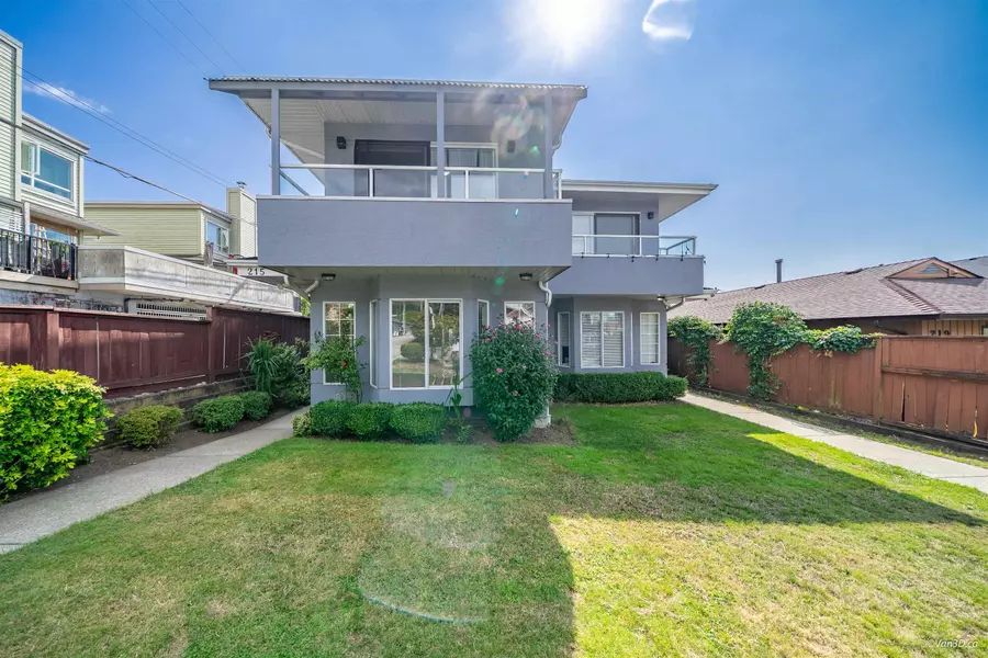 215 W 18th ST, North Vancouver, BC V7M 1W7