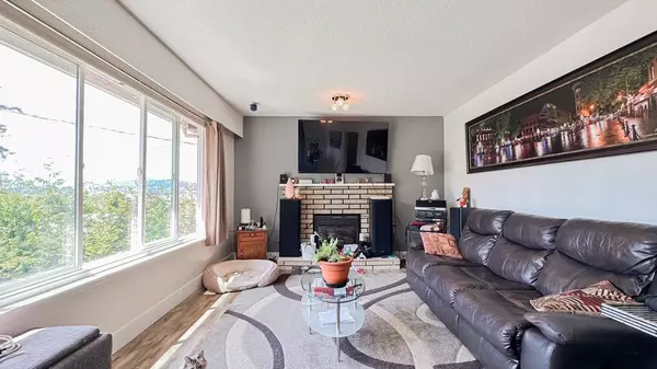 Surrey, BC V3R 3J3,11590 140a ST