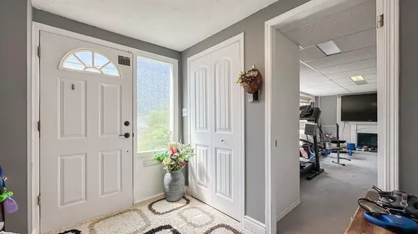 Surrey, BC V3R 3J3,11590 140a ST
