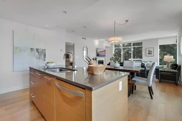 White Rock, BC V4B 0A3,15152 Russell AVE #404