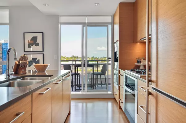 White Rock, BC V4B 0A3,15152 Russell AVE #404