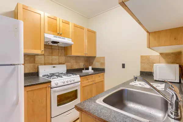 Vancouver, BC V6E 2B5,935 Jervis Street #6