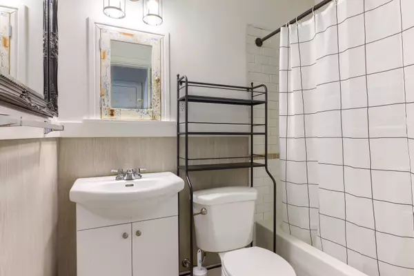 Vancouver, BC V6E 2B5,935 Jervis Street #19