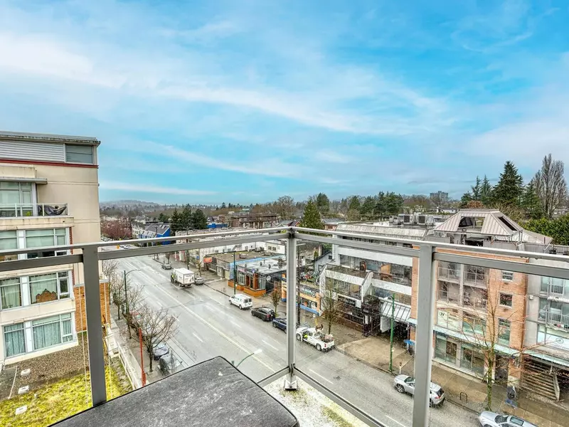 2228 W Broadway #710, Vancouver, BC V6K 0B1