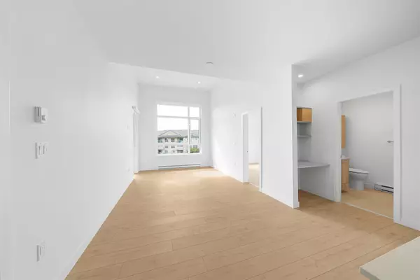 Surrey, BC V3W 8J5,13788 76 AVE #419