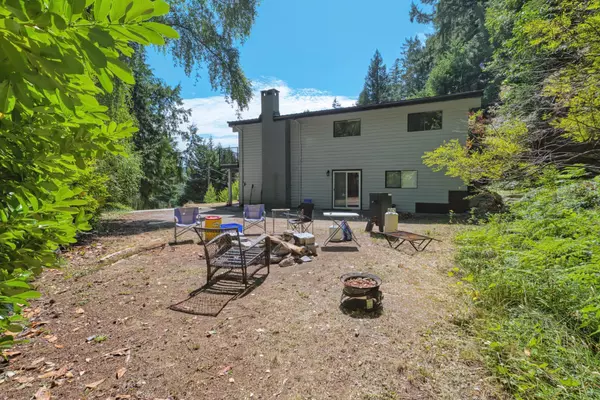 Sechelt, BC V0N 3A0,5713 Salmon DR