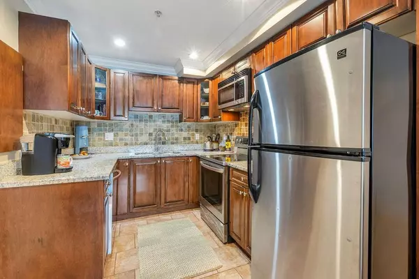 Vancouver, BC V6P 4B4,8787 Oak ST