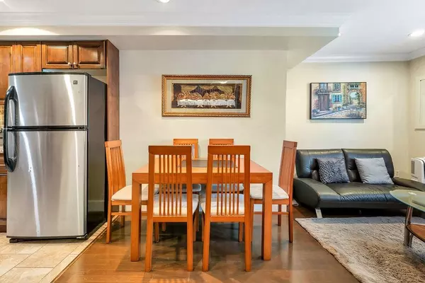 Vancouver, BC V6P 4B4,8787 Oak ST