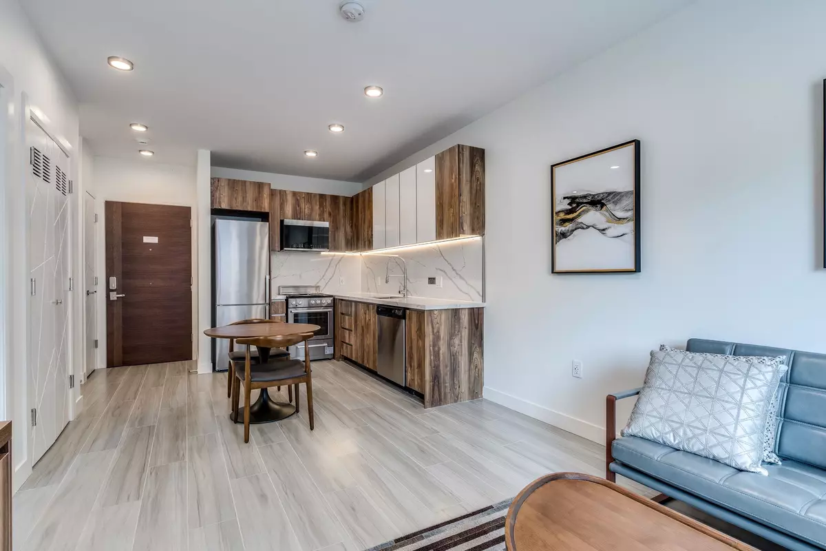 Vancouver, BC V6E 1L4,1168 Pendrell Street #303 - PROMO