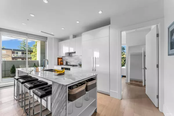 White Rock, BC V4B 0C2,1500 Martin ST #203