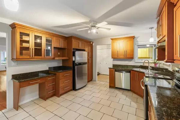 Surrey, BC V3T 4P6,10172 141 ST #115
