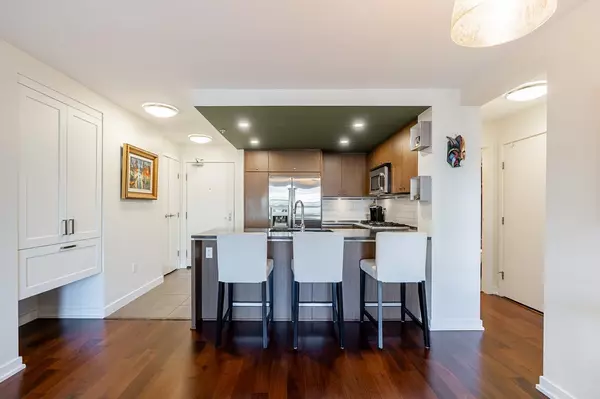 Surrey, BC V4P 0E5,2950 King George BLVD #203