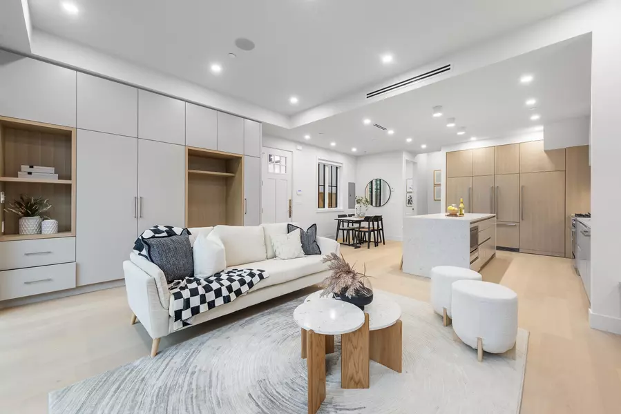 2136 E 10th AVE #2, Vancouver, BC V5N 1Y1