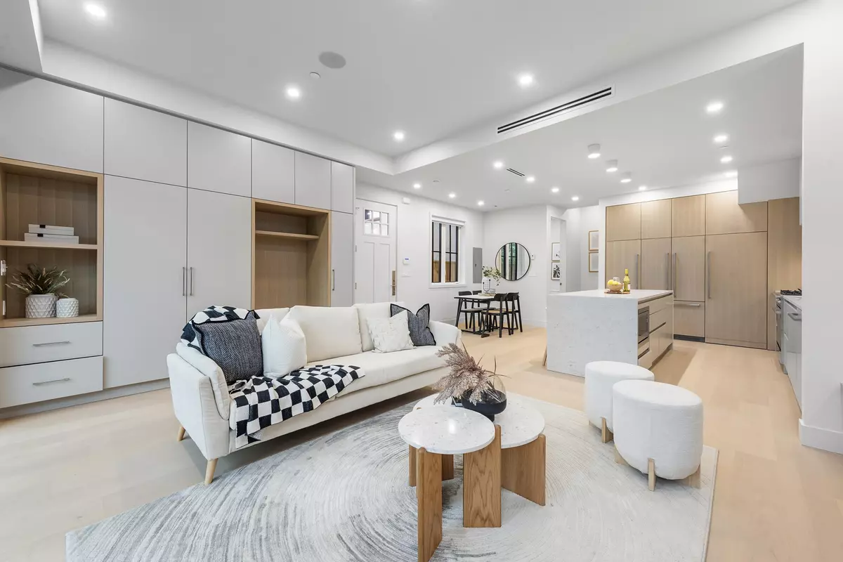 Vancouver, BC V5N 1Y1,2136 E 10th AVE #2