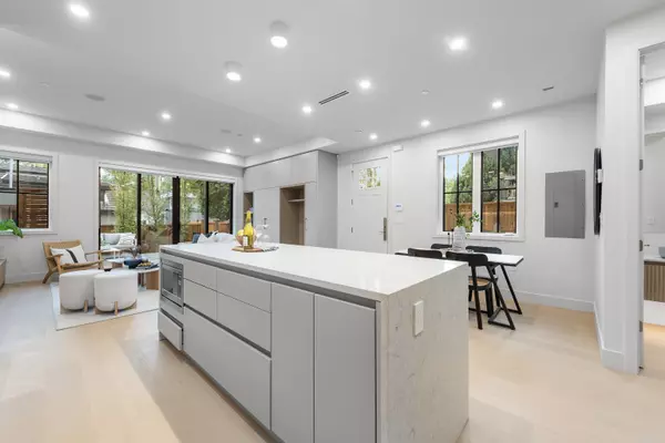 Vancouver, BC V5N 1Y1,2136 E 10 AVE #3