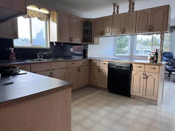 Surrey, BC V3R 0A8,15297 92 AVE
