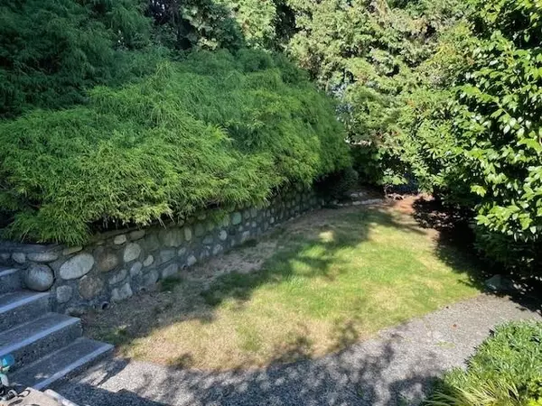 North Vancouver, BC V7L 1X1,903 E Keith RD