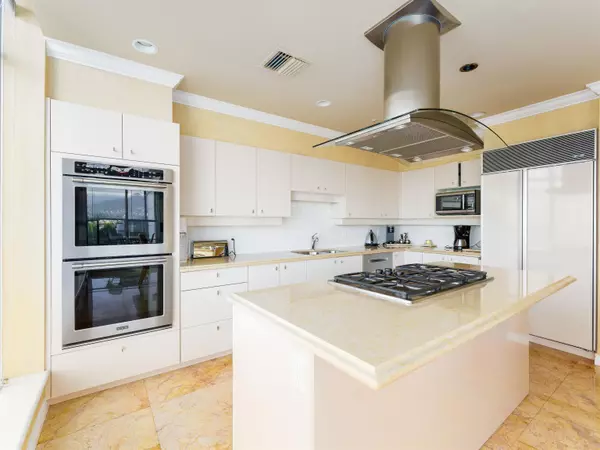 1790 Bayshore DR #PH3 Vancouver, BC V6G 3G5