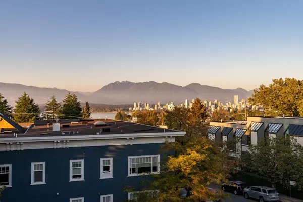 2216 W 3rd AVE #402, Vancouver, BC V6K 1L4