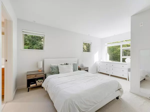 1677 Lloyd AVE #313 North Vancouver, BC V7P 0B1