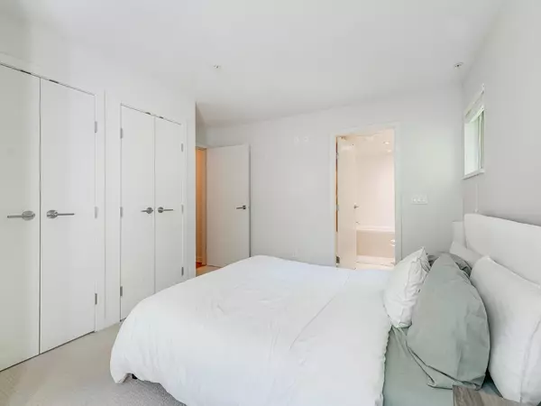 1677 Lloyd AVE #313 North Vancouver, BC V7P 0B1