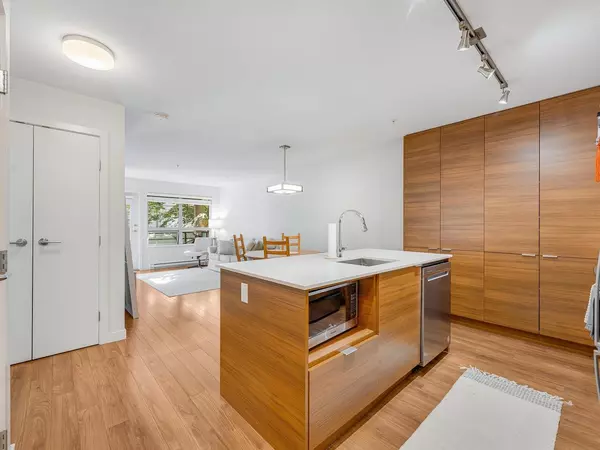 North Vancouver, BC V7P 0B1,1677 Lloyd AVE #313