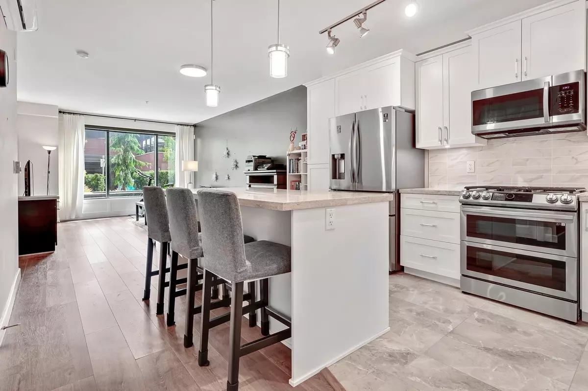 Langley, BC V2Y 3L7,8561 203a ST #110