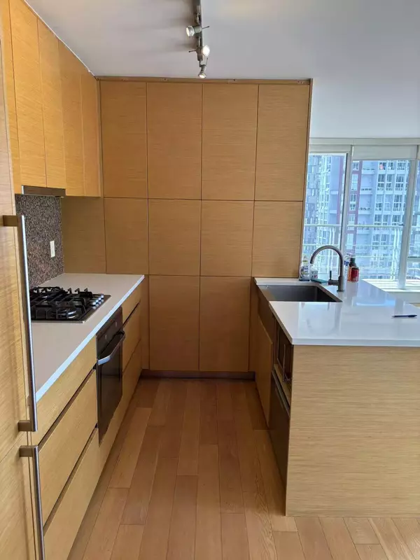 Vancouver, BC V6B 0E4,565 Smithe ST #1503