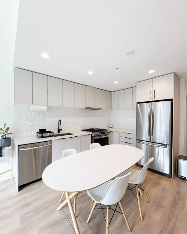 Port Moody, BC V3H 0L3,3038 St George ST #407