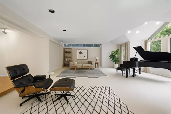 Vancouver, BC V6M 3P2,6189 Angus DR