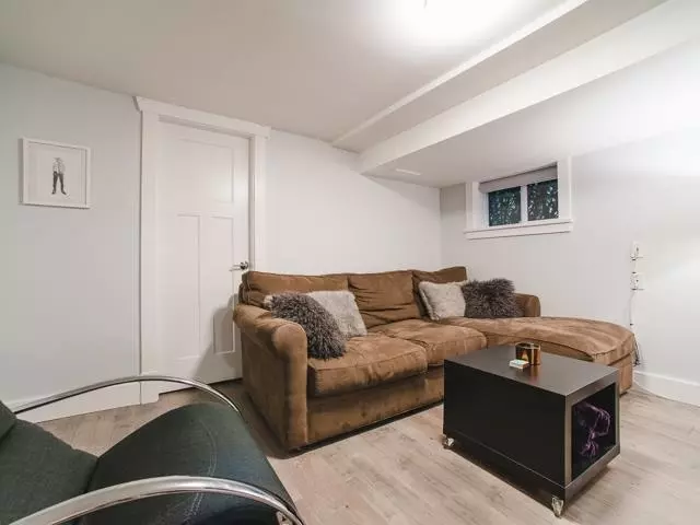 4402 W 14th AVE, Vancouver, BC V6R 2Y3
