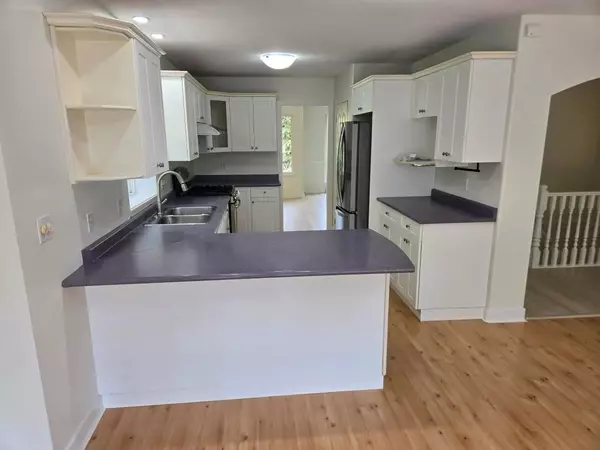 Pitt Meadows, BC V3Y 2R7,19836 Fairfield AVE #Upper