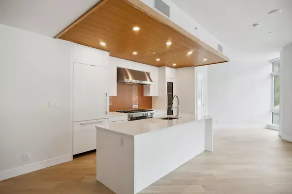 West Vancouver, BC V7W 0A4,6707 Nelson AVE #702