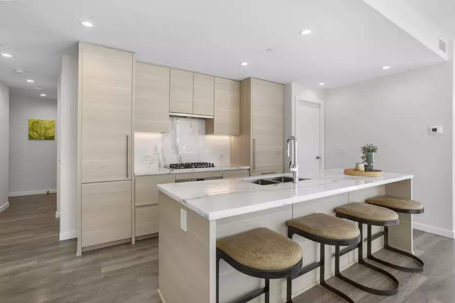 305 Morrissey RD #302, Port Moody, BC V3H 0M3