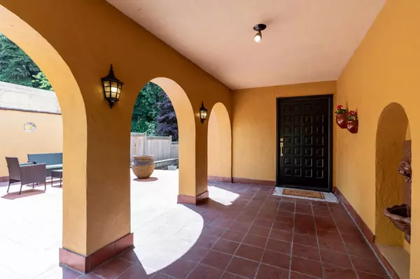 8649 Sunbury PL, Delta, BC V4C 3Y9