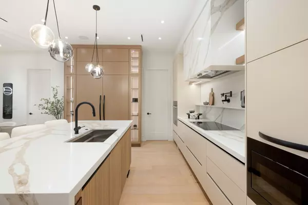 West Vancouver, BC V7V 3X4,1385 19th ST