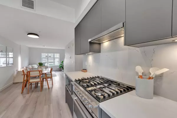 Coquitlam, BC V3J 0N1,678 Fairview ST #207