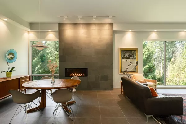 Bowen Island, BC V0N 1G2,1754 Frances WALK