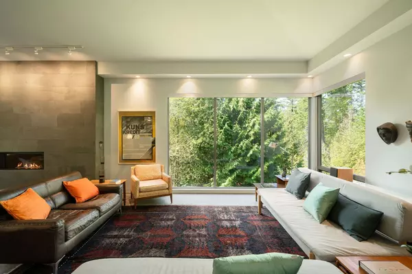 Bowen Island, BC V0N 1G2,1754 Frances WALK