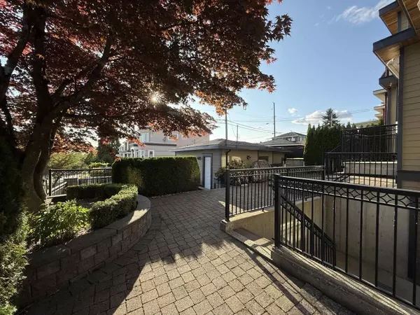 Vancouver, BC V5P 3S7,7689 Jasper CRES