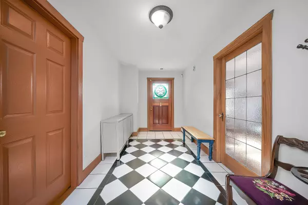 Burnaby, BC V5E 3G4,6806 Linden AVE